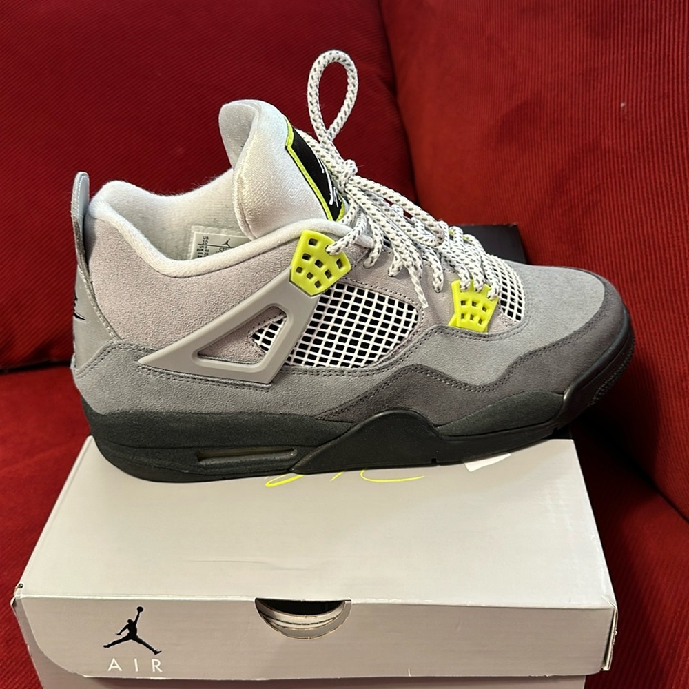 Air Jordan 4 Neon